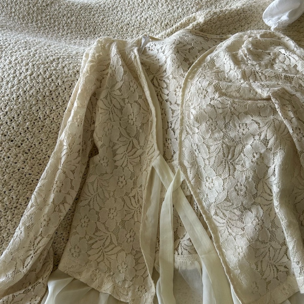 Blue bird large lace sweater, off white beautiful feminine. Great condition.